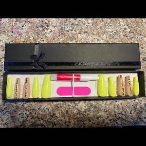 Press on nails handmade. Size medium.